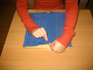 dressing frame zipping, pinching the top part